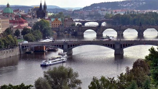 横跨伏尔塔瓦河的大桥视频