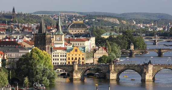 布拉格老城码头建筑和查理大桥在捷克共和国布拉格伏尔塔瓦河视频
