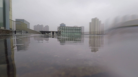 下雨天雨滴落在地面上视频