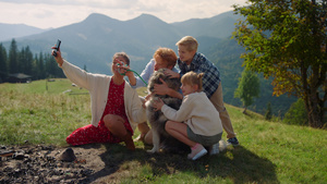 一家人和哈士奇一起坐在山上自拍24秒视频