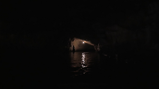 航行在黑暗的卡斯特山洞河长海湾维特南视频