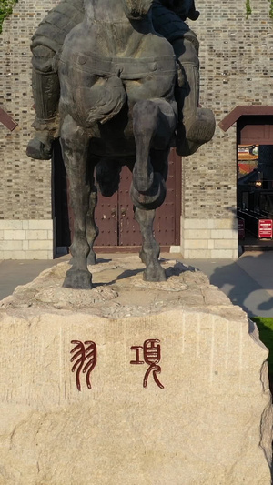 航拍4A项羽故里景区项羽雕像与西楚古城门视频江苏旅游48秒视频