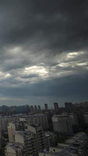 城市上空暴风雨来临前延时下雨前15秒视频