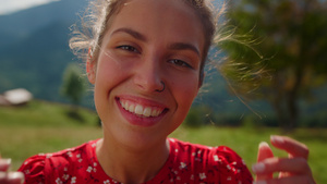 肖像开朗的女孩微笑着相机在绿色的草地上21秒视频