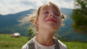 肖像女孩在山中享受阳光18秒视频