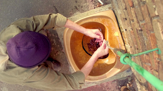 在旧的洗手池里可以看到老的流浪汉的手视频