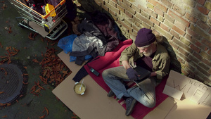 近距离观看无家可归的老人拿着笔记本电脑9秒视频