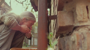 无家可归的乞丐在街上用冷水洗脸17秒视频