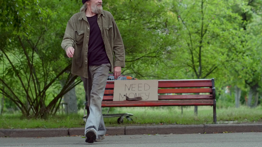 老乞丐坐在凳子上站着过马路视频