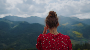 享受山景的陌生女人特写28秒视频