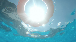 在游泳池上漂浮以拯救人们免遭溺水人慢动作水下风景的16秒视频