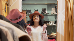 美女在服装店购物时试戴一顶新帽子12秒视频