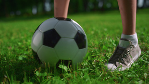 未知的孩子脚在草地上踢足球19秒视频