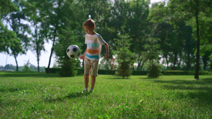 运动男孩在公园里进行足球运动24秒视频