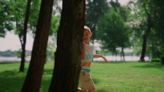 跑在绿色公园的愉快的男孩视频