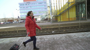 年轻妇女在站台平台上奔跑等待火车11秒视频