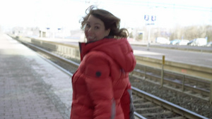 年轻妇女在站台平台上奔跑等待火车7秒视频