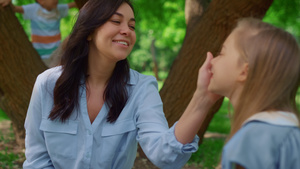 微笑的母亲在野餐时抚摸着女儿12秒视频