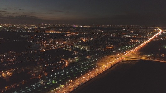 夜间城市和高速公路上全景视频