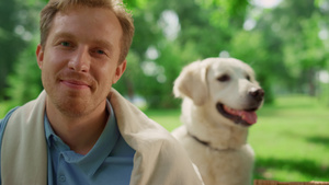 微笑的人在公园里和美丽的拉布拉多犬一起在镜头前看的画像21秒视频