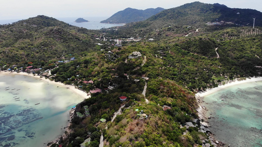 热带海滩上的平房和绿色椰子树在泰国阳光明媚的日子里视频