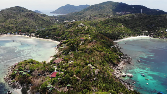 热带海滩上的平房和绿色椰子树在泰国阳光明媚的日子里视频