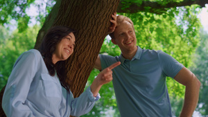 可爱的情侣靠在树上说话靠得很近19秒视频