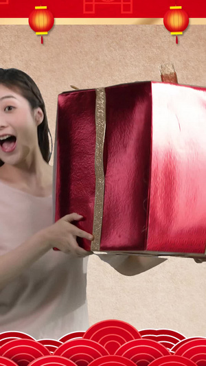 喜庆新年女生手拿大号礼物盒展示棚内抠像4秒视频