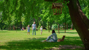 夏日公园里欢快的家庭休闲10秒视频