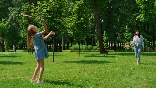 性格开朗的女孩在公园里和妈妈打羽毛球视频