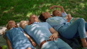 幸福的家庭放松躺在野餐毯上23秒视频