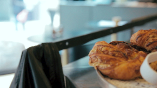 在咖啡馆或面包店的托盘上放着许多甜脆的羊角面包和小圆视频