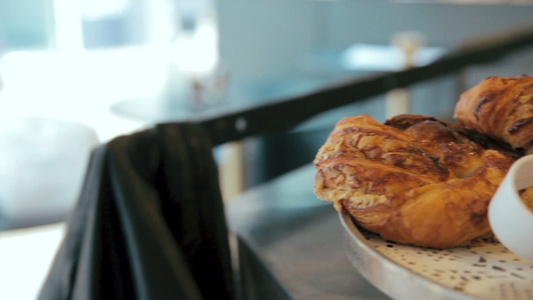 在咖啡馆或面包店的托盘上放着许多甜脆的羊角面包和小圆视频