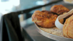 在咖啡馆或面包店的托盘上放着许多甜脆的羊角面包和小圆14秒视频