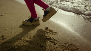 儿童腿在海边行走海滩水10秒视频