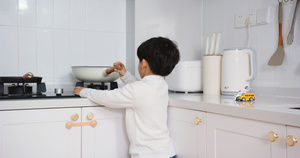 灶台使用厨房用具的居家儿童22秒视频