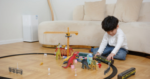 坐在客厅里玩玩具的小男孩53秒视频