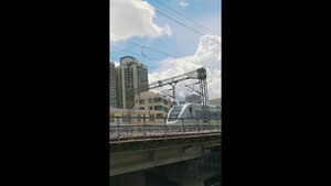 4K穿梭在城市间呼啸而过的高铁和谐号竖屏40秒视频