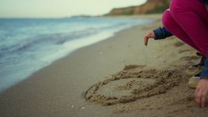 孩子们在海上度假时手绘沙滩18秒视频