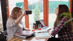 两个朋友在咖啡店里一起享受咖啡读书学习和笔记本电脑29秒视频