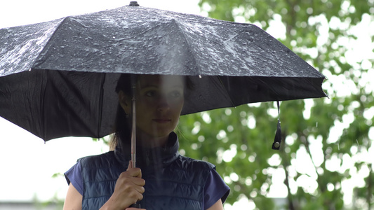 雨伞下的人视频