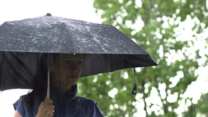 女孩在雨中的黑伞下17秒视频
