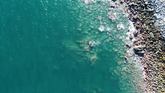 4K惠州海龟湾海浪礁石航拍视频