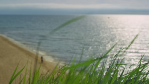 平静的海浪在自然景观背景下撞击沙滩17秒视频