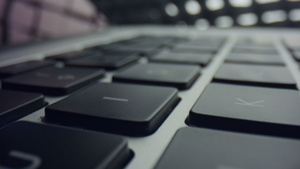 灰色笔记本电脑的黑键盘14秒视频
