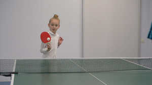打乒乓球慢动作的年轻女孩15秒视频