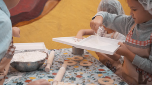 年轻女孩在烹饪学校的烘焙课上用面粉准备糕点学校女孩34秒视频