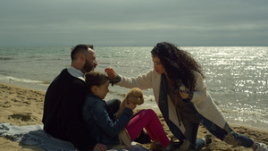 美丽的家庭在平静的水边一起放松海滩28秒视频