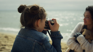 小女孩在家庭海上度假时拍照13秒视频