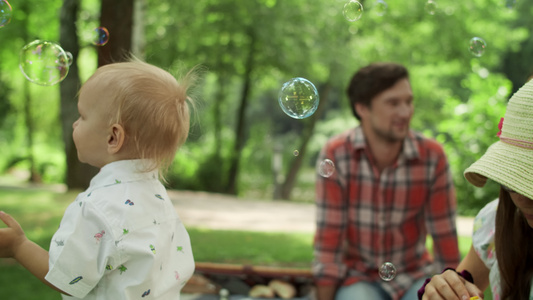 在户外玩肥皂泡沫的儿童与父母共度时光视频